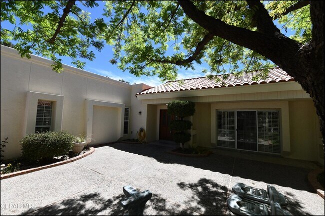 Building Photo - 1004 Los Jardines Cir