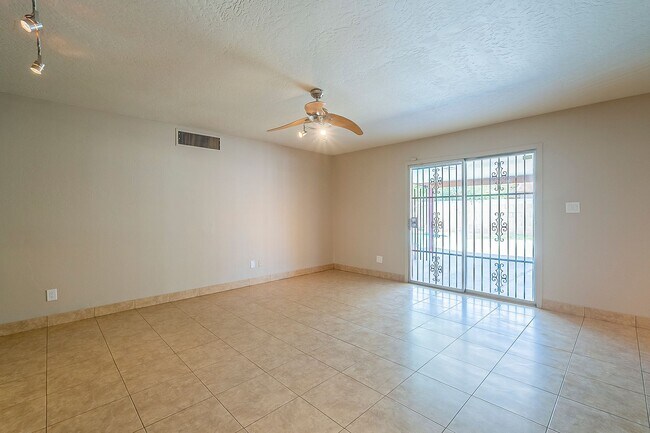 Building Photo - Move in Ready! 3 Bedrooms, 3 Bathrooms & P...