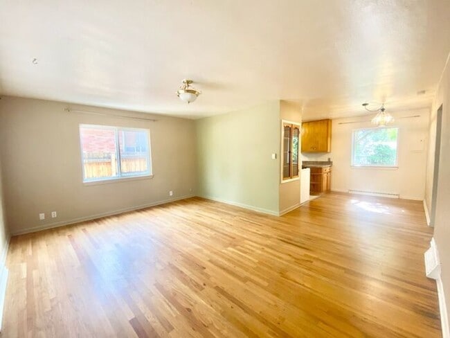 Building Photo - Super Cute 3 Bedroom 1 Bath House For Rent...