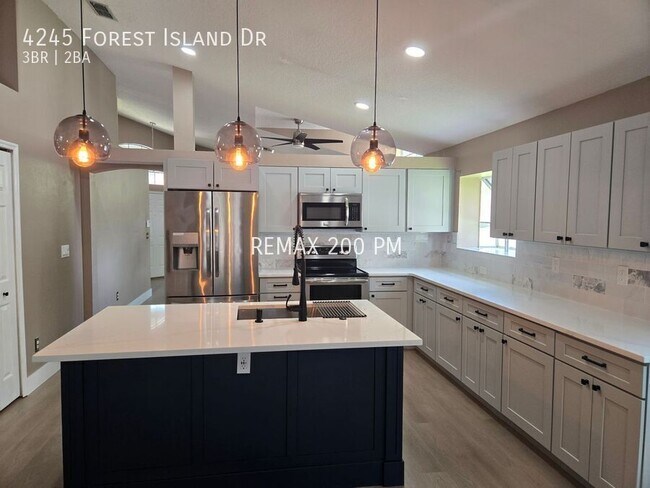 Foto del edificio - 4245 Forest Island Dr