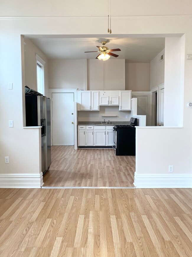 Photo - 1634 W Addison St Apartments