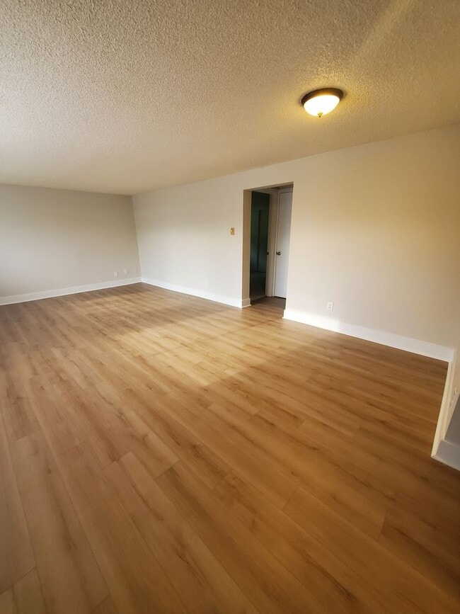 Building Photo - Now Available – Spacious 2 Bed / 1 Bath Ap...