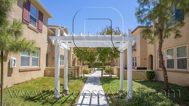 Building Photo - Two-Story 3 Bed/2.5 Bath Within Lake Point...