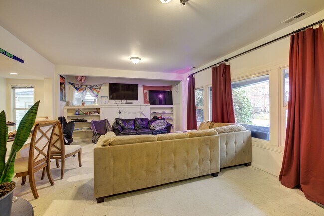 Foto del edificio - Huge U.W. Home Now Renting for September 2026