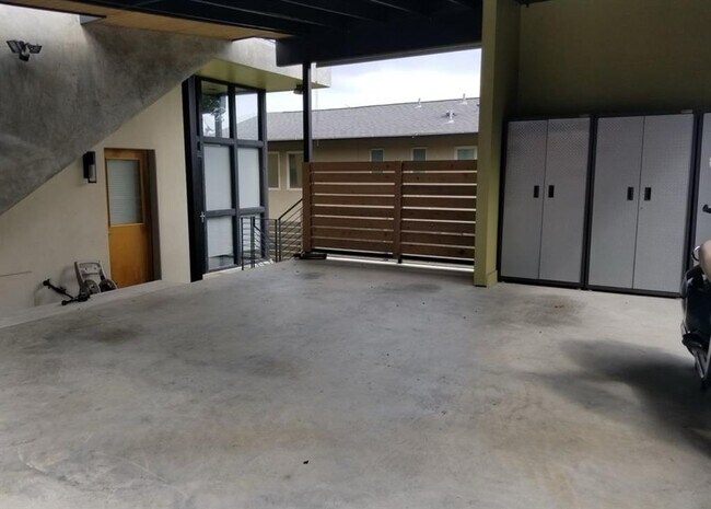 Building Photo - 607 Peacock Ln