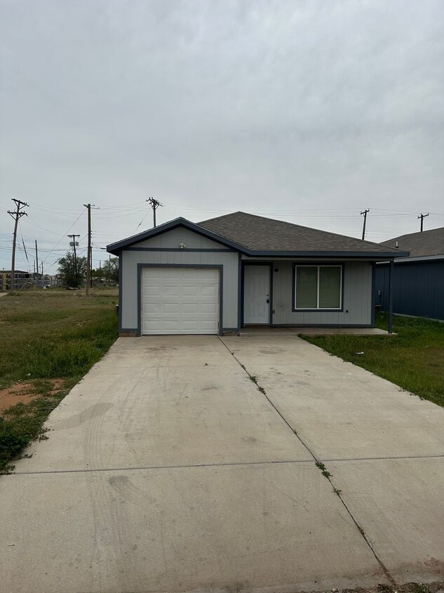 Primary Photo - Super cute home across from Harwell Elemen...