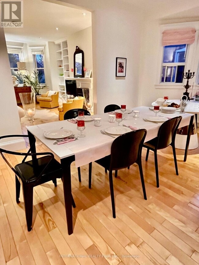 Building Photo - 220 Rose Park Dr