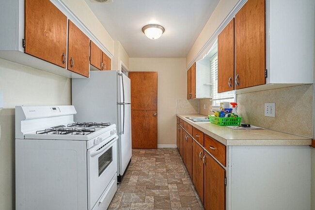 Building Photo - AVAILABLE IN AUGUST! 3 Bedroom, 1 Bath Sin...