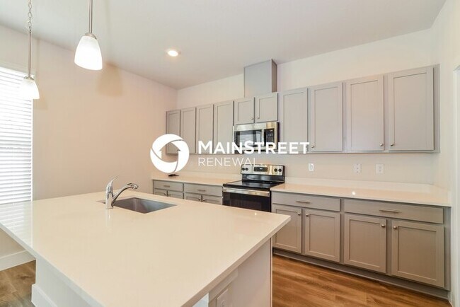 Building Photo - 4 Bedroom Pet-Friendly Home in Deland, FL with Main Street Renewal