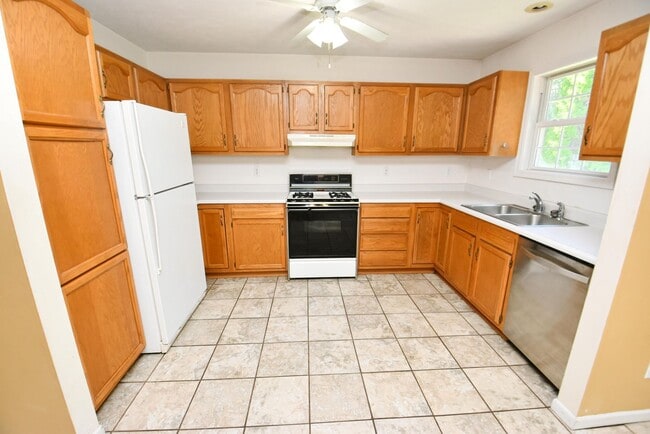 Building Photo - Newer South Bend IN home 10 mins from Notr...