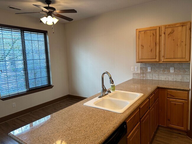 Building Photo - Willow Lake Loop Townhome