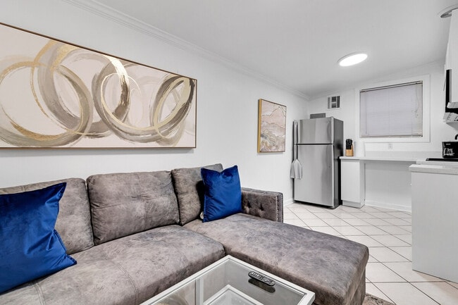 Building Photo - 2610 SW 31st Ave