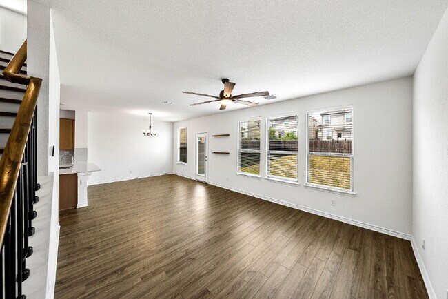 Foto del edificio - Bright, Open Living with Room to Breathe and a Backyard Made for Real Life Moments