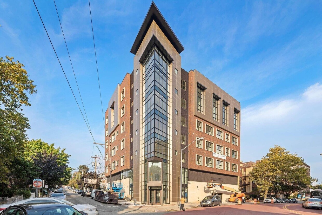 Primary Photo - 6025 JFK Blvd E