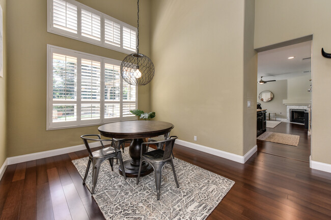 Foto del edificio - Great Location! Clean, Renovated, Beautifu...