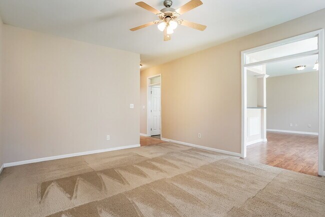 Foto del edificio - 8152 Rolling Glenn Dr