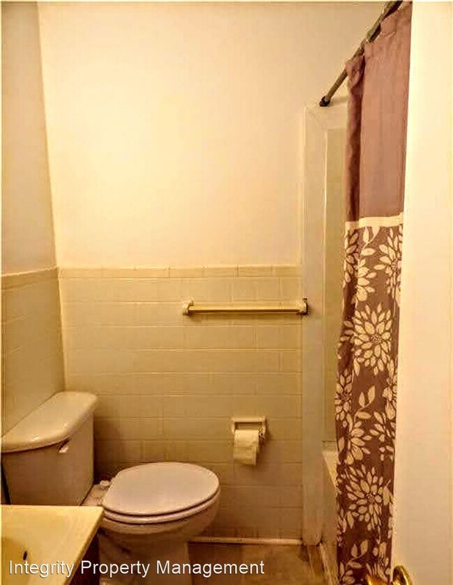 Building Photo - 3 br, 1.5 bath House - 1112 E. 10th St.