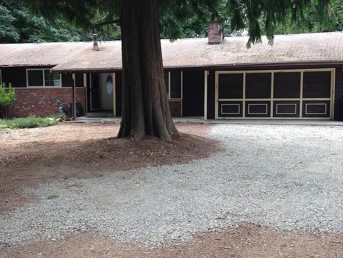 Foto principal - 5 bed, 2 bath Covington Home w/2-car garag...