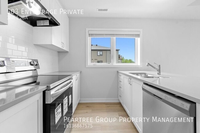 Building Photo - Elegant Entourage—3 bed / 1.5 bath townhom...