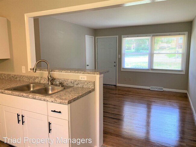 Building Photo - 3 br, 1 bath House - 1305 Larchmont Dr