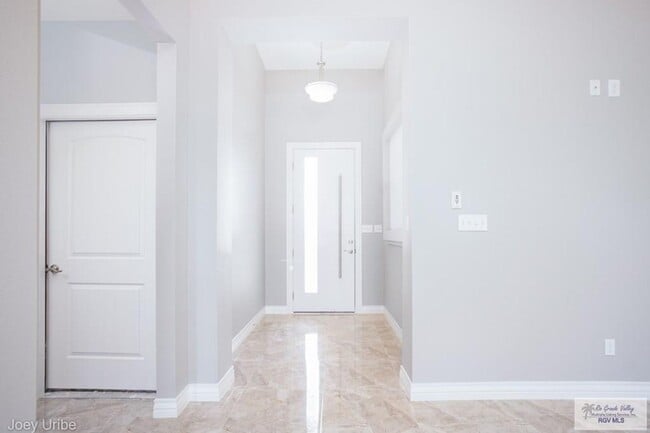 Building Photo - 1434 White Oak Dr