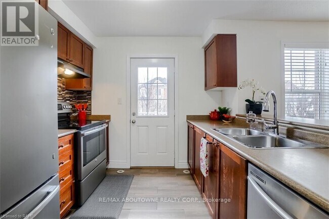 Building Photo - 3057 Dewridge Ave