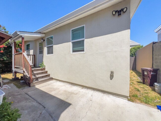 Building Photo - 2 bedroom / 1 bath Remodeled Back Unit is ...