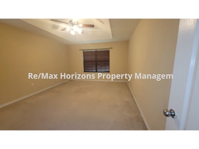 Building Photo - Great Pace Home in Twelve Oaks Plantation!