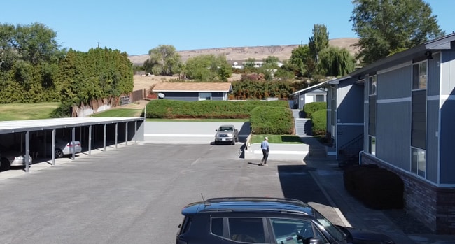 Covered Parking & Storage - 4507 Hillcrest Dr