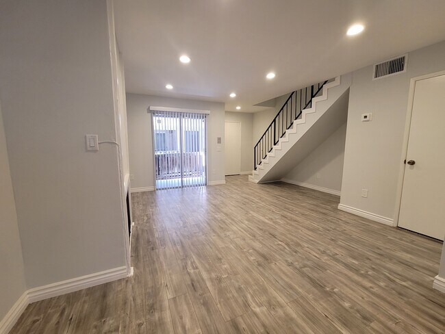 Foto del edificio - 8655 Orion Ave