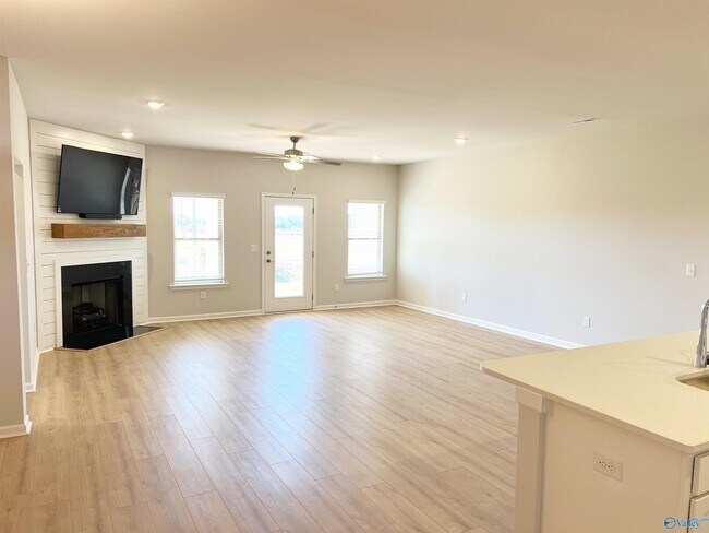 Building Photo - 112 Rugby Dr