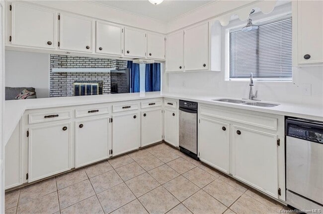 Building Photo - 4900 E St Charles Ave