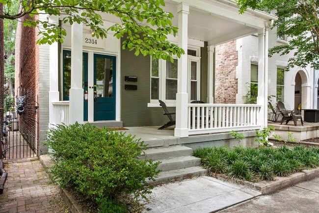 Building Photo - $2,890 / 2 br / 2 ba / 1,400 sqft