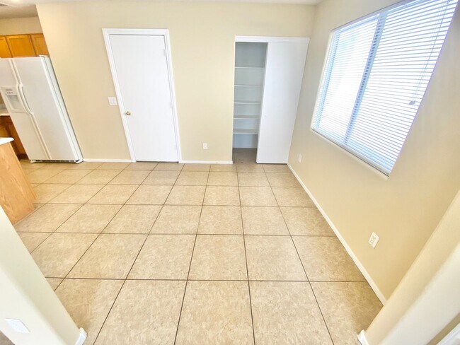 Foto del edificio - STUNNING 3 BEDROOM 2.5 BATH HOME LOCATED I...