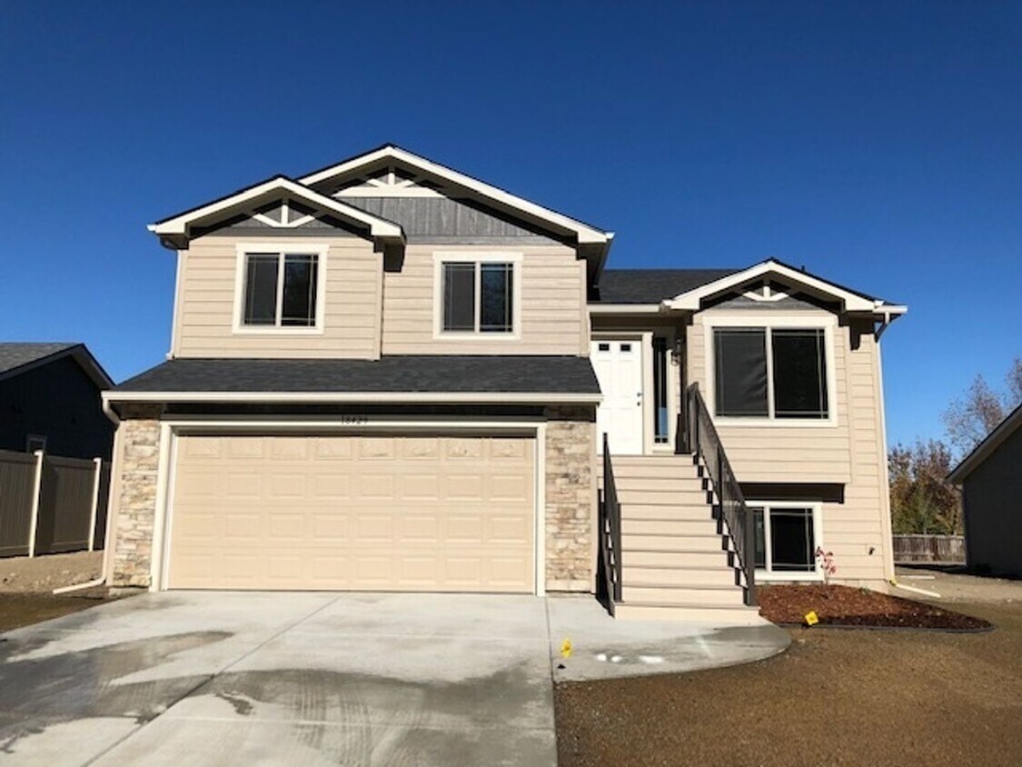 Foto principal - NEW LISTING!! Spacious 4 Bedroom, 3 Bath H...