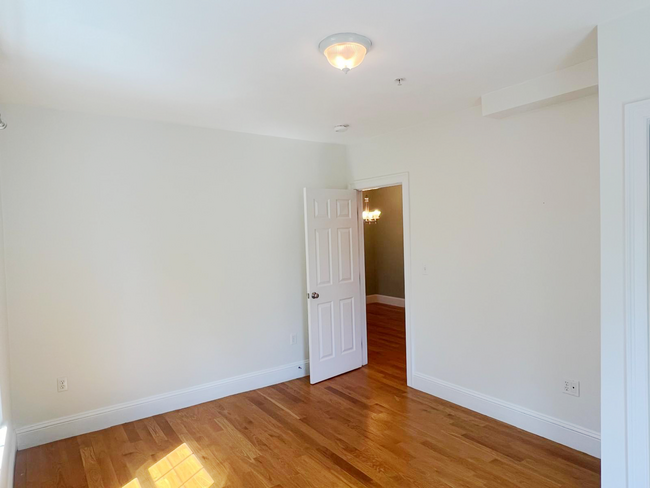 Building Photo - AVAILABLE NOW! Well-maintained 3Bed/2bath ...