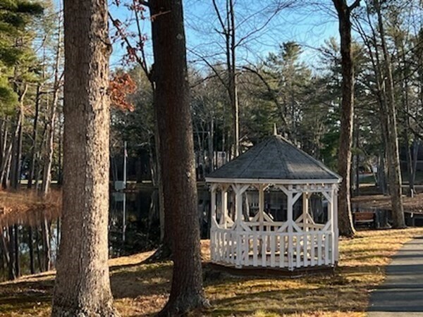 Foto del edificio - 240 Heritage Dr