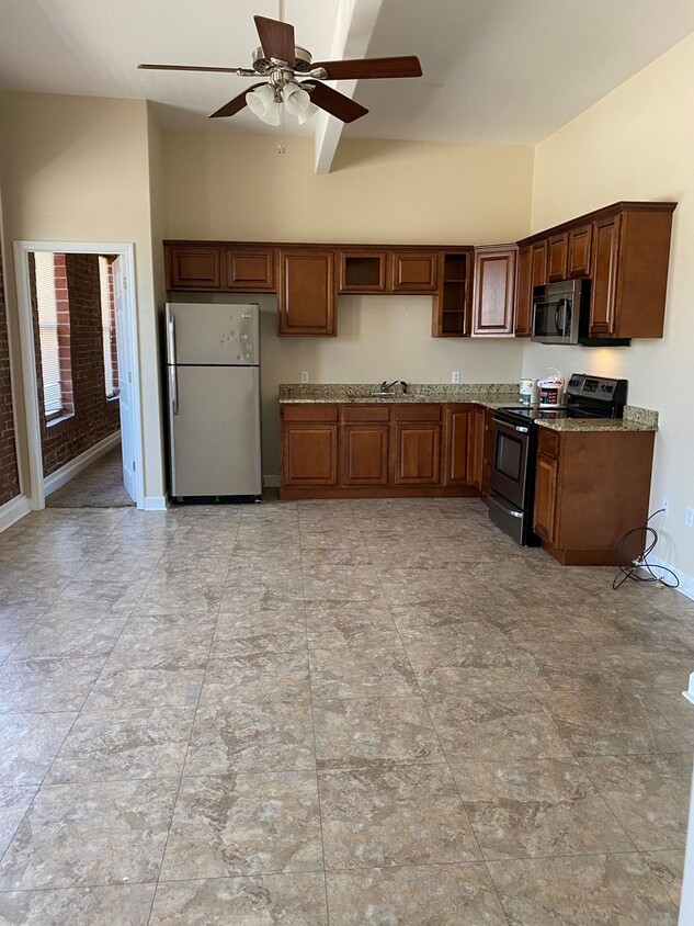 Foto principal - One Bedroom Loft Apartment Available in Hi...