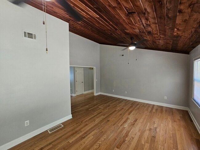 Building Photo - 105 Deep Forest Ln