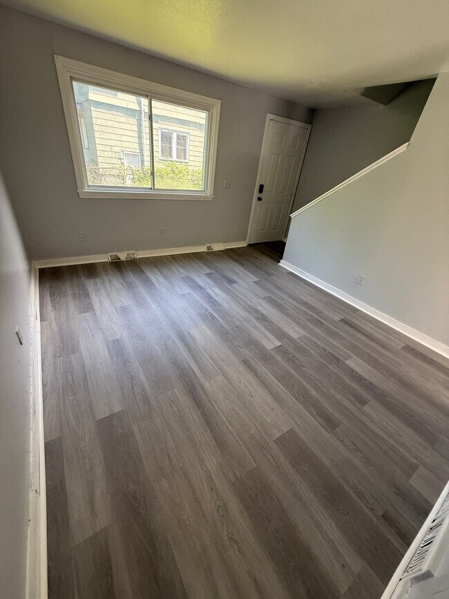 Building Photo - 161 Martin St