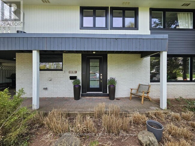 Building Photo - 260 Linwood Crescent