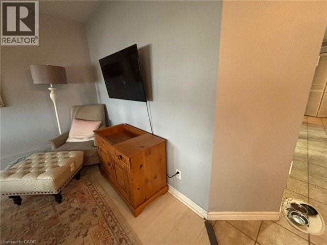 Building Photo - 124 King St N