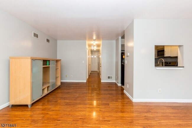 Building Photo - 1148 W 7th St