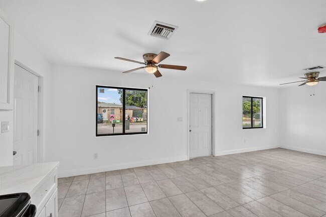 Foto del edificio - 917 W 2nd St