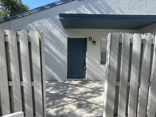 Building Photo - 2015 Oleander Blvd