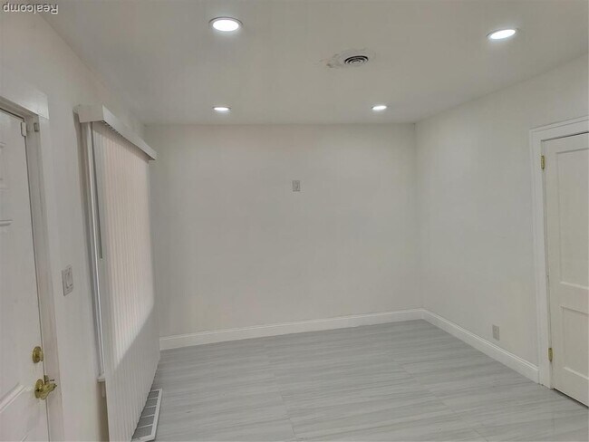 Foto del edificio - 18080 Westphalia St