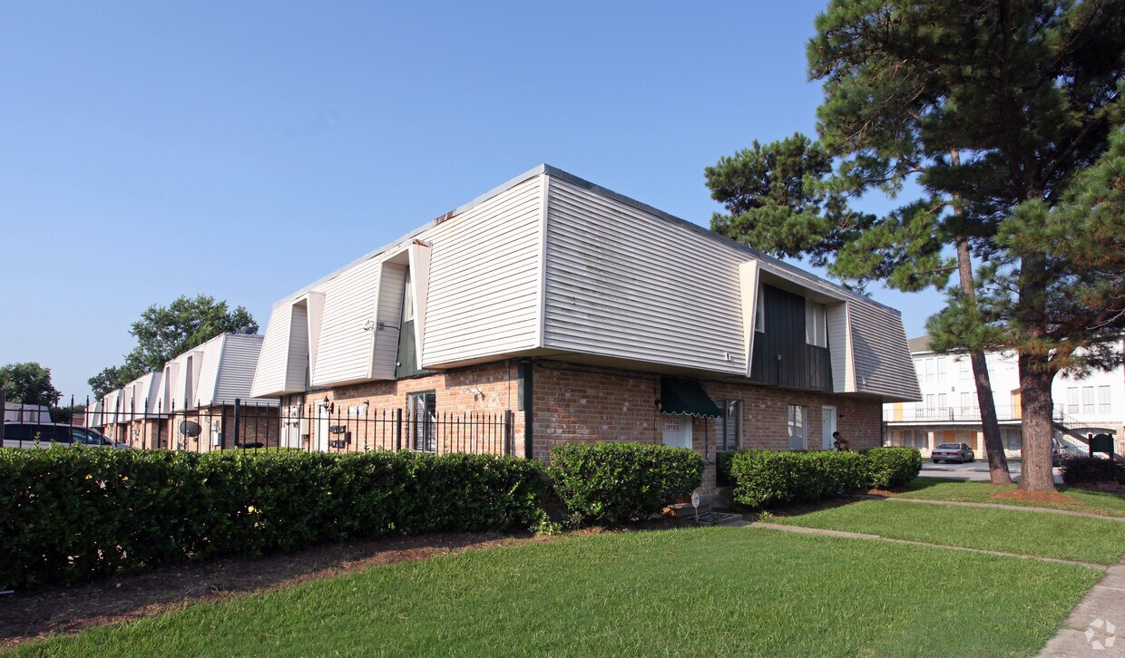Chateua Townhomes - Chateau Royal Townhouse Apartments
