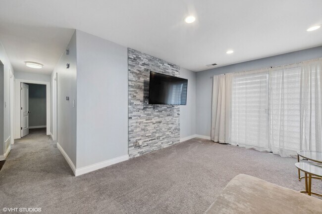 Building Photo - 12 Oak Creek Dr