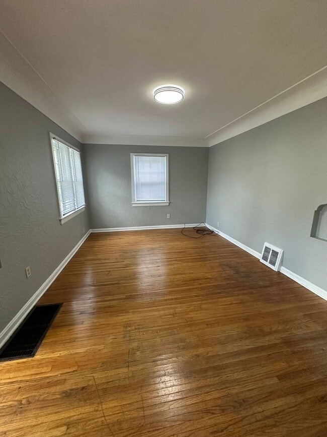 Building Photo - 2 Bedroom, 1 Bath