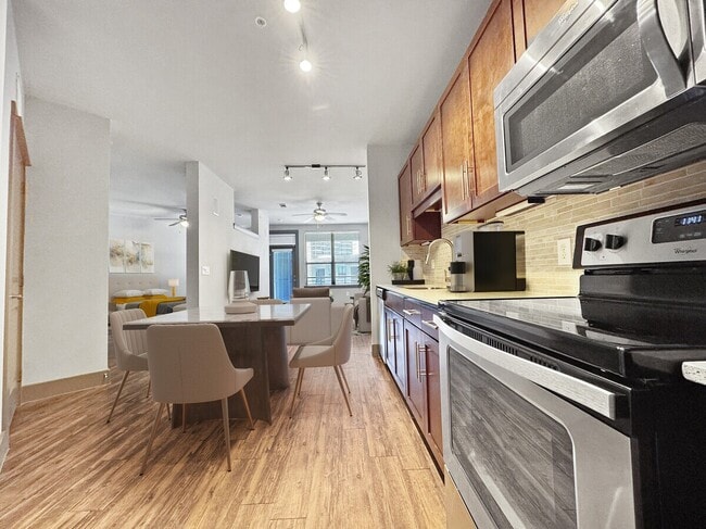 Building Photo - Chic Studio + Special Offer